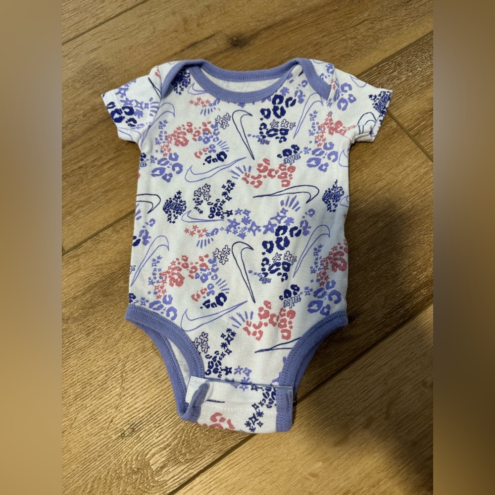 Nike onesie baby girl size 0-6 month